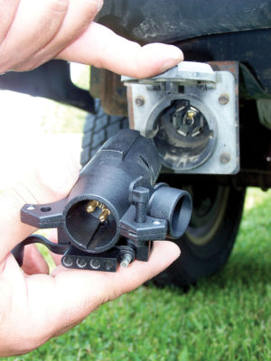 8000_3_Way_Trailer_Adapter_Action_2