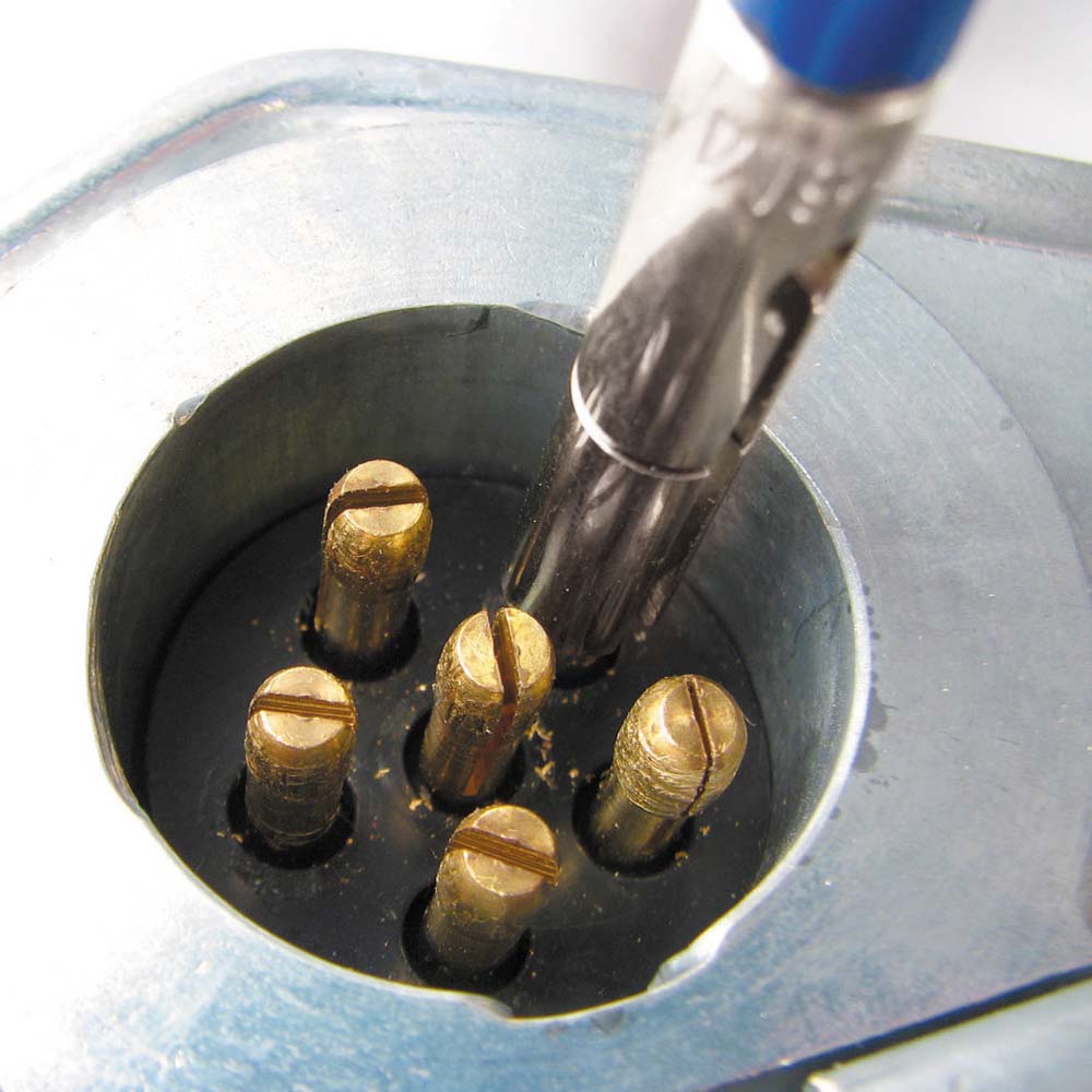 8025_Light_Duty_Truck_And_Trailer_Connector_Cleaners_Action_1_2018