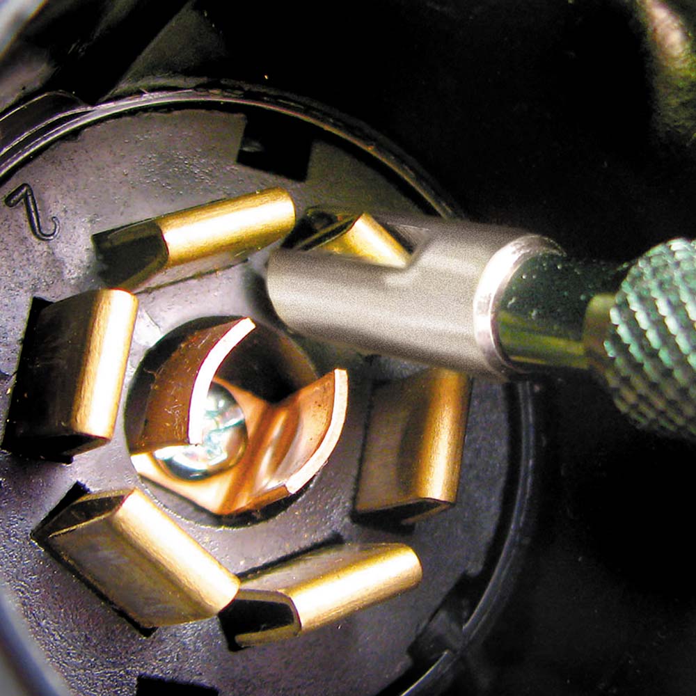 8025_Light_Duty_Truck_And_Trailer_Connector_Cleaners_Action_3_2018