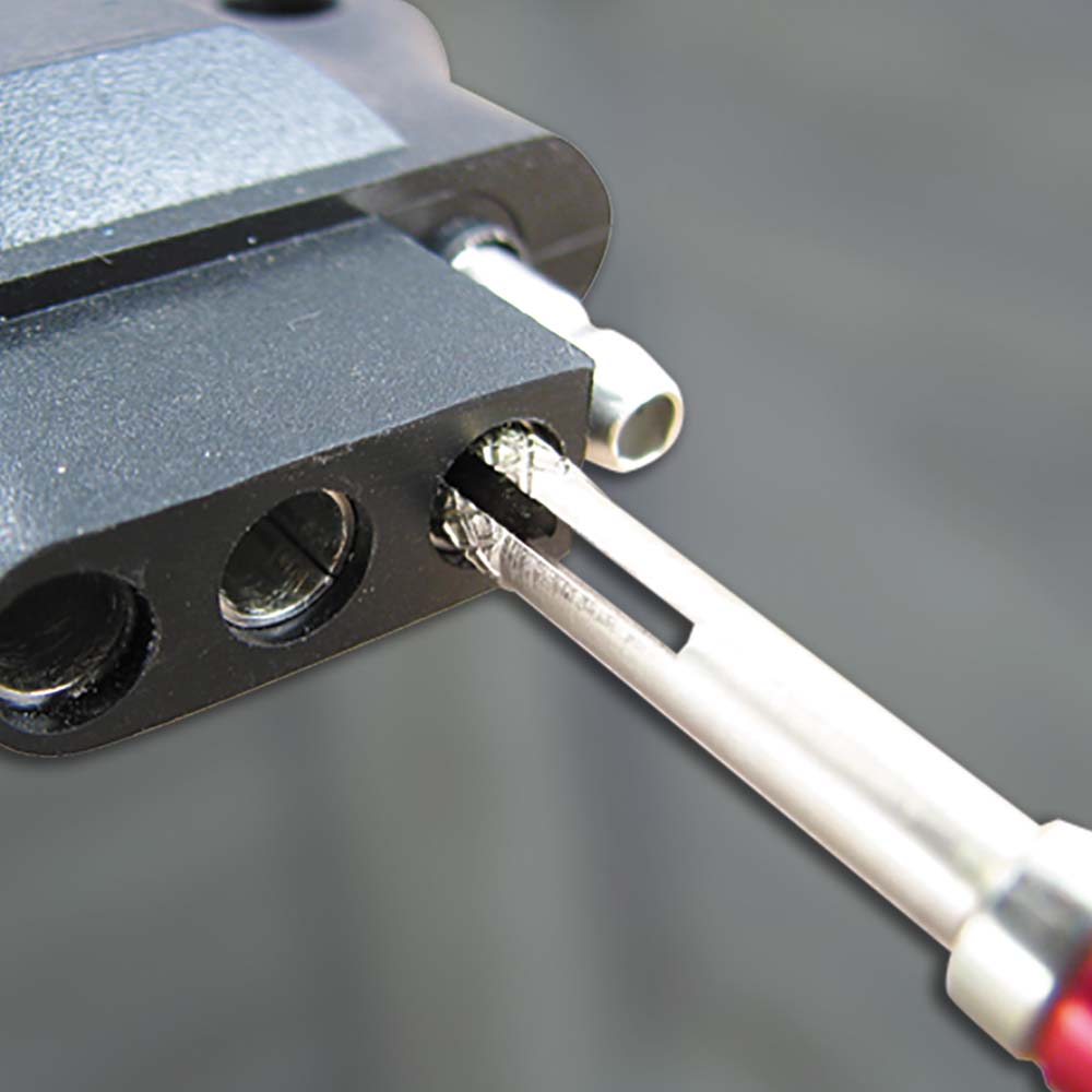 8025_Light_Duty_Truck_And_Trailer_Connector_Cleaners_Action_4_2018