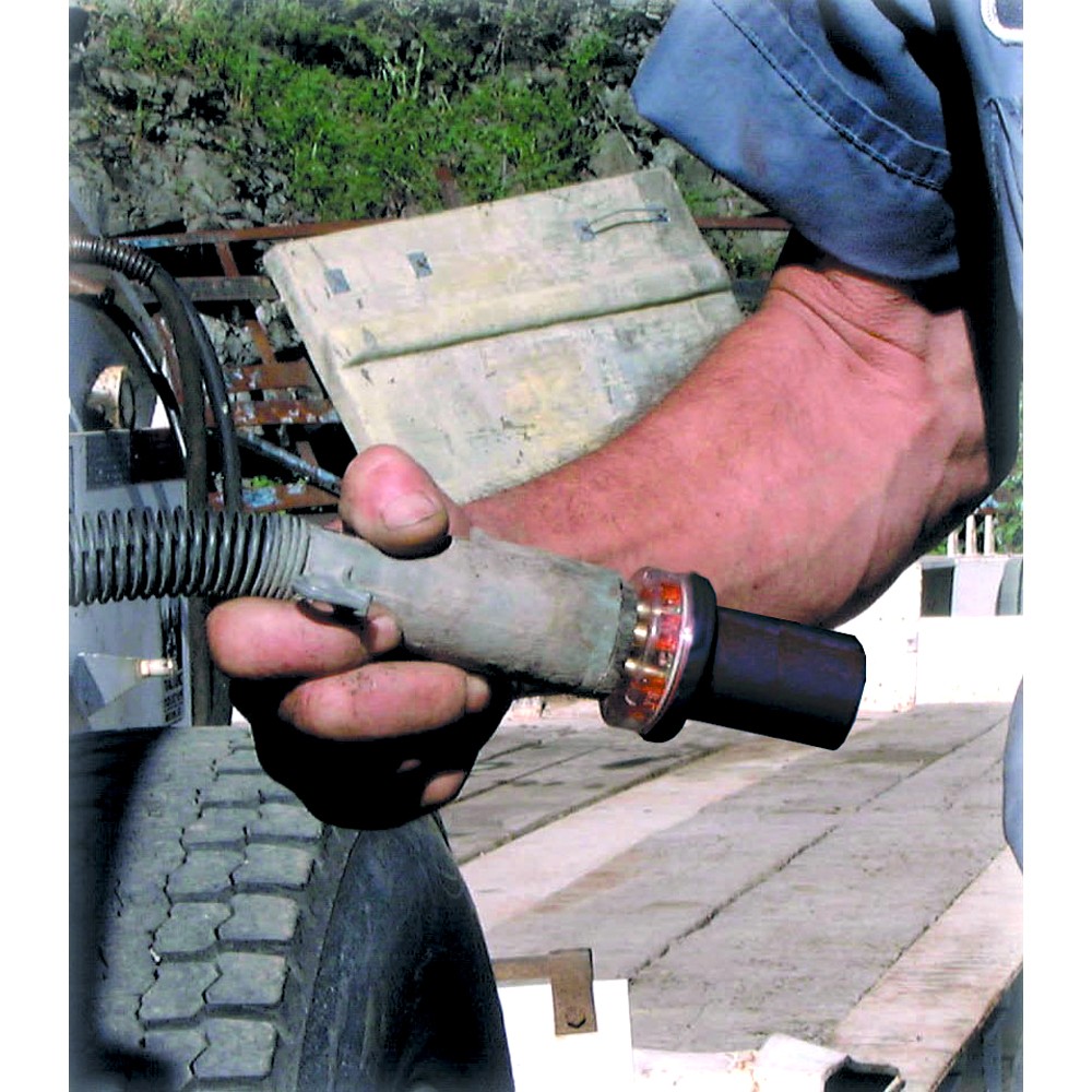 7_way_round_pin_tractor_trailer_circuit_tester_action_1