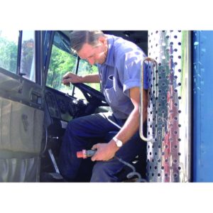 7_way_round_pin_tractor_trailer_circuit_tester_action_2