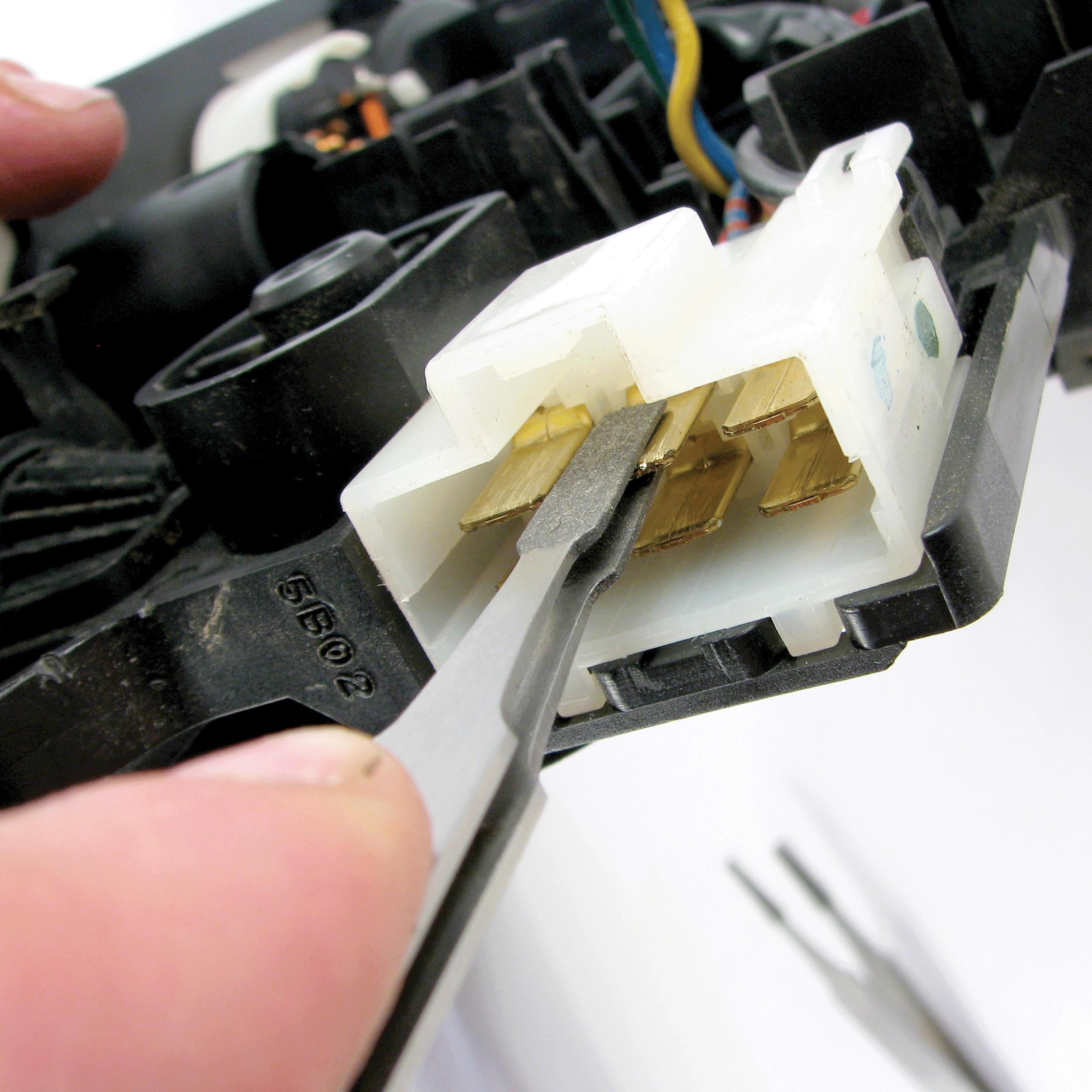 8040_Diamond_Tip_Electrical_Terminal_Cleaners_Action_Male_1