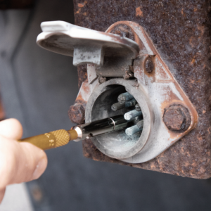 8024_7_Round_Pin_Trailer_Terminal_Connector_Cleaners_Action_4