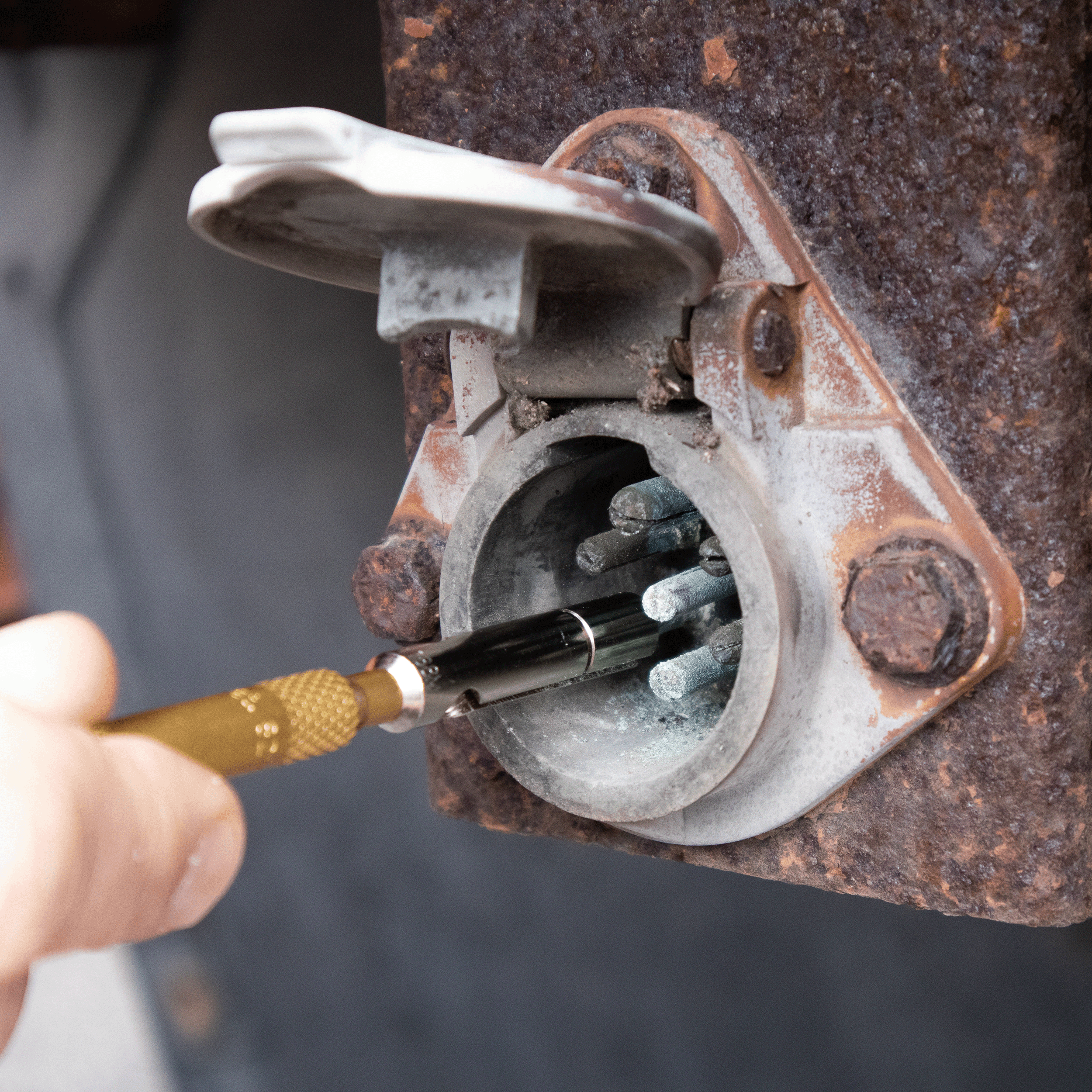 8024_7_Round_Pin_Trailer_Terminal_Connector_Cleaners_Action_4